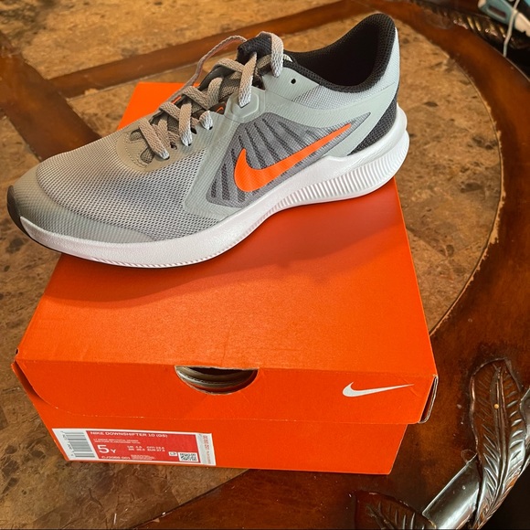 Nike Downshifter 10 (gs) Smoke Grey/orange - Picture 2 of 7
